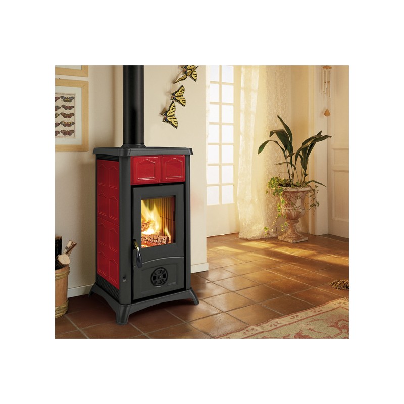 stufa a legna la nordica extraflame gemma 60 kw in maiolica colore bordeaux ad aria